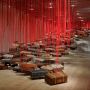 Shiota Chiharu, Accumulation - Searching for the Destination (2014-2019; valigie, motore e corda rossa, dimensioni variabili). Veduta dell’installazione presso la mostra Shiota Chiharu: The Soul Trembles, Mori Art Museum, Tokyo, 2019. Foto: Kioku Keizo. Su concessione di Mori Art Museum, Tokyo