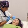 L'infermiera Romina De Gattis utilizza il dermopigmentatore per tatuare le sopracciglia L'infermiera Romina De Gattis utilizza il dermopigmentatore per tatuare le sopracciglia