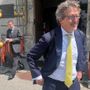 Luca Dovigo (sullo sfondo a sn) e l'avvocato Corrado Bellora escono da Palazzo di Giustizia dopo la lettura della sentenza