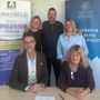 Nella foto di gruppo, da sn per AICE VdA ODV il Presidente Manuele Amateis, la simpatizzante Arabella Pezza, il volontario Erik Evolandro; per UNIVdA la docente di Didattica e Pedagogia speciale Nicole Bianquin e la Rettrice Manuela Ceretta