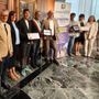 Da sn l'assessore regionale ai Trasporti, Luigi Bertschy; l'assessora al Turismo di Doues, Corinne Cuaz; il vicesindaco di Doues, Daniel Diemoz; il sindaco di Doues, Giorgio Abram; il Presidente della Regione, Renzo Testolin; i genitori della minore di Doues, la Coordinatrice dell’istituzione scolastica Grand Combin, Simona d’Agostino, il Presidente di Aice Valle d’Aosta ODV, Manuele Amateis Da sn l'assessore regionale ai Trasporti, Luigi Bertschy; l'assessora al Turismo di Doues, Corinne Cuaz; il vicesindaco di Doues, Daniel Diemoz; il sindaco di Doues, Giorgio Abram; il Presidente della Regione, Renzo Testolin; i genitori della minore di Doues, la Coordinatrice dell’istituzione scolastica Grand Combin, Simona d’Agostino, il Presidente di Aice Valle d’Aosta ODV, Manuele Amateis