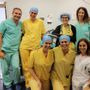 Equipe in sala parto al Beauregard; da sn in alto Claudio Robba (ginecologo), Eleonora De Meo e Alice Gottardi (nurse di sala), Nicole Brunod (ginecologa), Serena Cerioli e Enrica Delfino (anestesiste), Anna Lucia Casaletti (ostetrica)
