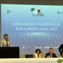 A sn Roberto Favre sul podio dell'assemblea elettiva per il suo primo intervento da Presidente