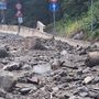Frane sulla strada regionale di Cogne, un'auto bloccata