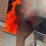 Fiamme impressionanti serpeggiano dalle finestre dell'alloggio