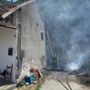 Chatillon, incendio coinvolge auto e abitazione