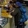 Un fotogramma (volto sfocato) di una videocamera di sorveglianza che ha registrato i movimenti del presunto ladro