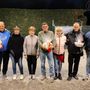 Da sn, Massimiliano Lale Demoz, Marco Ronc, Elena Davisod (figlia di Guerrino), Rita Perrin (moglie di Guerrino), Remo Comé, Adriana Davisod (figlia di Guerrino), Vincenzo Di Leo, Andrea Rosset (vicepresidente bocciofila)