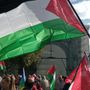La folla di manifestanti è cresciuta di ora in ora (cliccare sull'immagine per avviare la gallery)