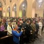 Folla in preghiera nella Cattedrale di Aosta nel ricordo di Papa Francesco