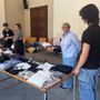La vicesindaca Fadda e l'assessora Sapinet durante la visita al laboratorio dei ragazzi La vicesindaca Fadda e l'assessora Sapinet durante la visita al laboratorio dei ragazzi