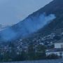 Incendio boschivo sopra Sarre, sul posto autobotti ed elicottero
