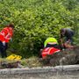 I soccorritori prestano le prime cure sul posto al giovane motociclista