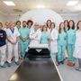 L'equipe di Radioterapia Oncologica davanti alla vecchia tomoterapia (al centro il dottor Munoz)