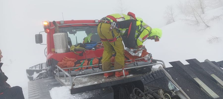 Scialpinista recupata dal Soccorso con il gatto delle nevi