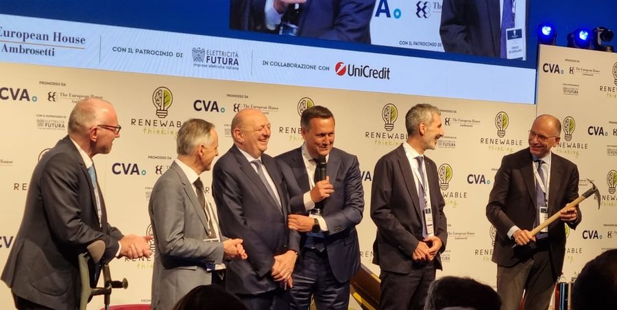 Il Presidente della Giunta, Renzo Testolin; il presidente di Cva, Marco Cantamessa; il ministro dell'Ambiente e della sicurezza energetica, Gilberto Pichetto Fratin, l'Au di Cva, Giuseppe Argirò, il direttore di Cva, Enrico De Girolamo ed Enrico Letta sul palco di Renewable Thinking Il Presidente della Giunta, Renzo Testolin; il presidente di Cva, Marco Cantamessa; il ministro dell'Ambiente e della sicurezza energetica, Gilberto Pichetto Fratin, l'Au di Cva, Giuseppe Argirò, il direttore di Cva, Enrico De Girolamo ed Enrico Letta sul palco di Renewable Thinking