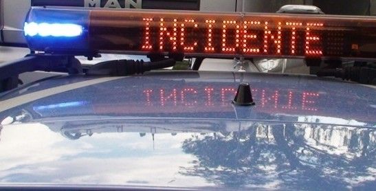 Per evitare un'altra auto finisce contro il guard-rail; infermiera ferita