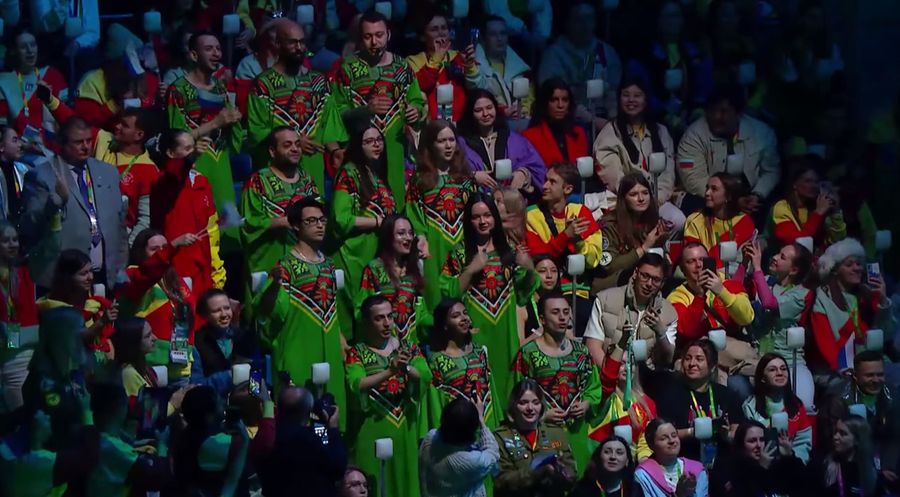 Bandiere e ragazzi/e di tutti i Paesi al Festival Mondiale della Gioventù