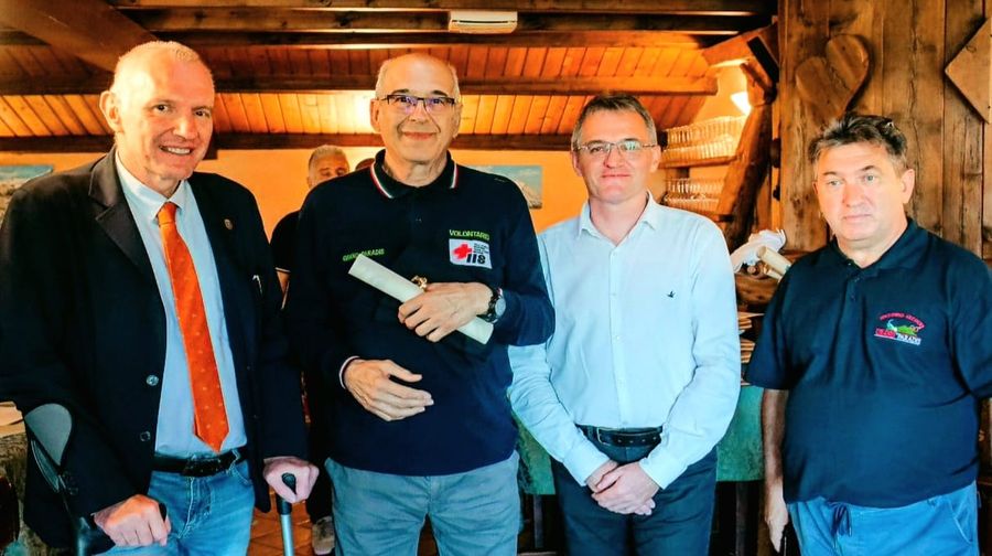 Polignone secondo a sinistra, insieme al Presidente della Giunta Renzo Testolin, al presidente dell'Unité Grand-Paradis Mauro Lucianaz e al presidente dell'Associazione Volontari del soccorso Grand-Paradis Flavio Borinato, in occasione dei festeggiamenti del trentennale dell'Associazione
