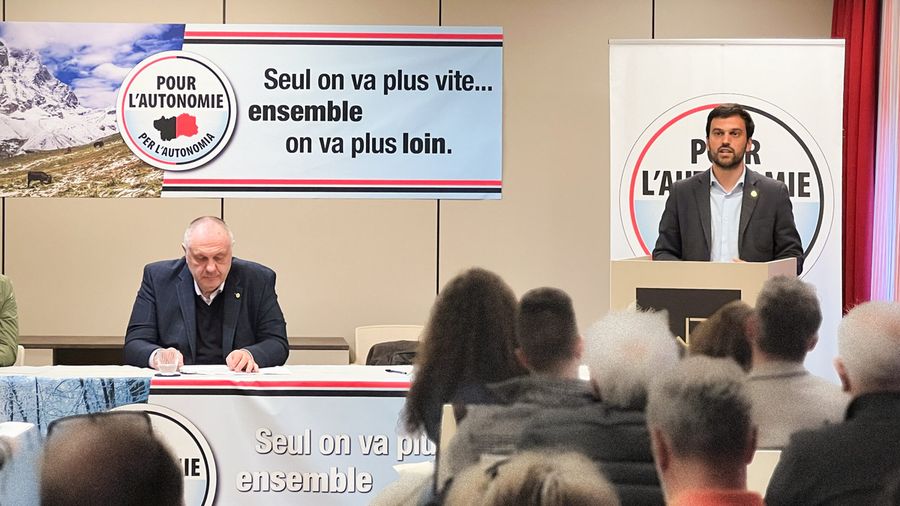 Il consigliere regionale Aldo di Marco (a sn) e l'assessore Marco Carrel durante i lavori dell'Assemblea Il consigliere regionale Aldo di Marco (a sn) e l'assessore Marco Carrel durante i lavori dell'Assemblea