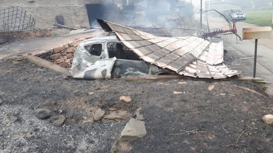 Protezione civile 'no escursionisti e curiosi sui luoghi dell'incendio' Protezione civile 'no escursionisti e curiosi sui luoghi dell'incendio'