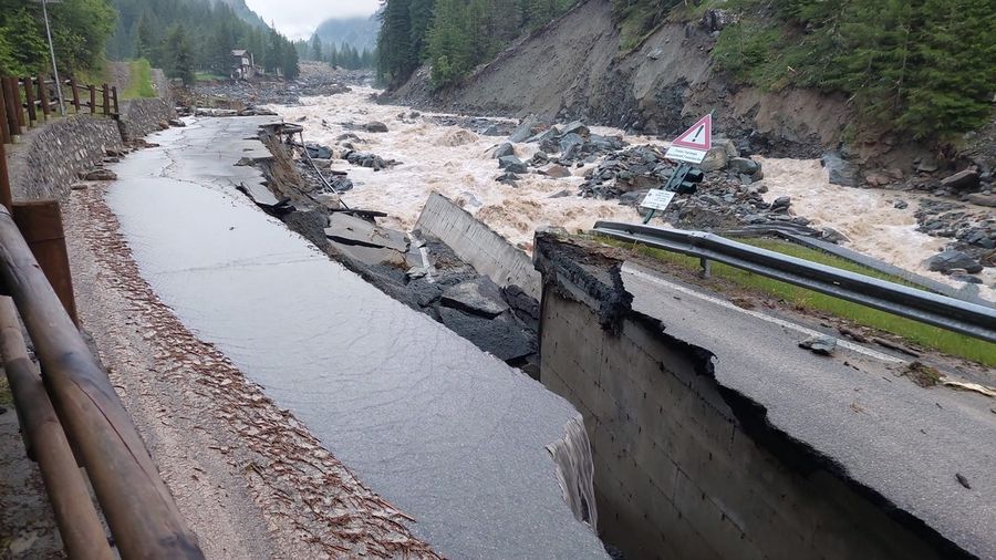 Foto scattata questa mattina nella vallata di Cogne: la strada regionale 47 investita dalla frana che ha isolato il paese Foto scattata questa mattina nella vallata di Cogne: la strada regionale 47 investita dalla frana che ha isolato il paese