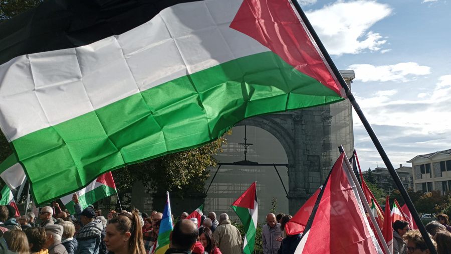 La folla di manifestanti è cresciuta di ora in ora (cliccare sull'immagine per avviare la gallery)