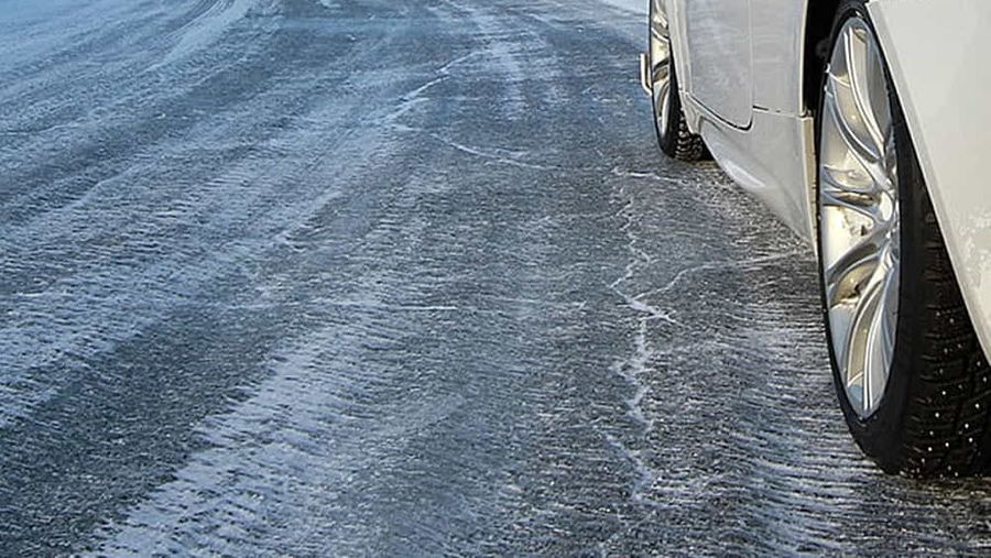 Asfalto gelato e chiusura a Pavone per lavori, chiusa la A5 e traffico in tilt