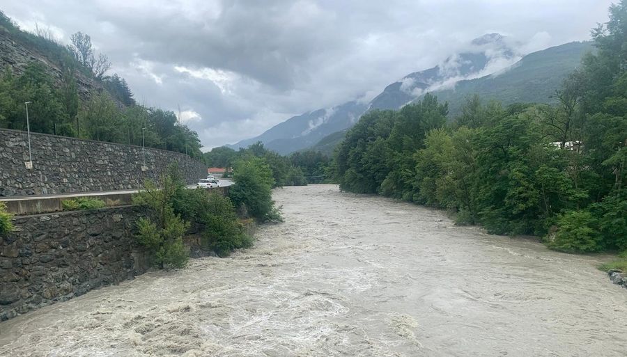 La Dora Baltea in media Valle nel primo pomeriggio di oggi (cliccare sull'immagine per avviare la mini gallery)