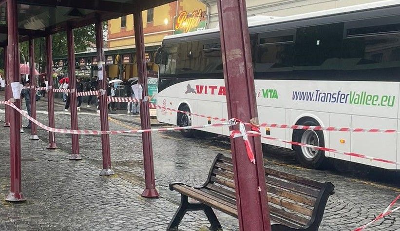 Tragedia sfiorata a Ivrea, pullman sostitutivo per Aosta 'centra' la pensilina dei passeggeri Tragedia sfiorata a Ivrea, pullman sostitutivo per Aosta 'centra' la pensilina dei passeggeri