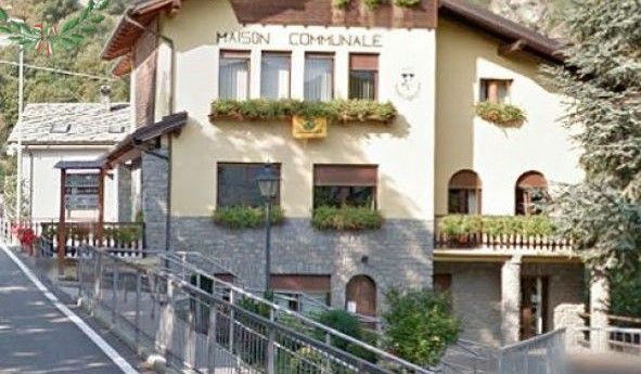 Champdepraz, il cancello 'anticipato' che solleva dubbi sul rispetto del regolamento edilizio