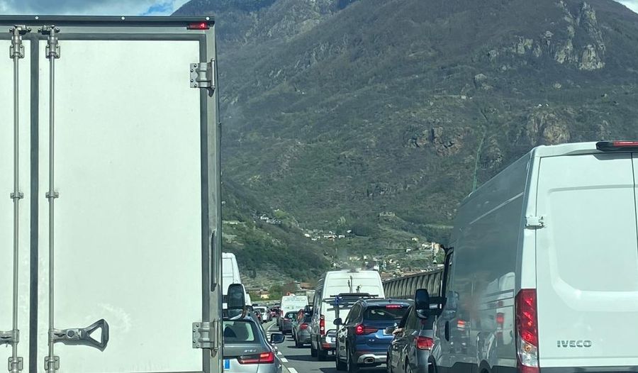 Tre chilometri in tre ore; la 'passione' degli utenti su A5 e Statale 26