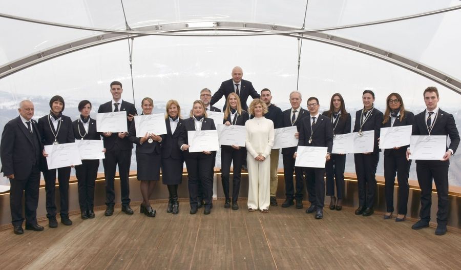 Da sn Nicola Abbrescia, Sylvie Borghi, Sharon Belley, Marco Laino, Chiara Motta, Patrizia Politi, Maria Pisacane, Christian Dalbard, Lucia Ielasi, Lisa Ceretto, Alberto Fenocchio, Enrico Basso, Davide Piumatti, Chiara Peduto, Elena Lazier, Lia Cianflone, Egon Marchetto e in piedi dietro il presidente Alberto Levi Da sn Nicola Abbrescia, Sylvie Borghi, Sharon Belley, Marco Laino, Chiara Motta, Patrizia Politi, Maria Pisacane, Christian Dalbard, Lucia Ielasi, Lisa Ceretto, Alberto Fenocchio, Enrico Basso, Davide Piumatti, Chiara Peduto, Elena Lazier, Lia Cianflone, Egon Marchetto e in piedi dietro il presidente Alberto Levi