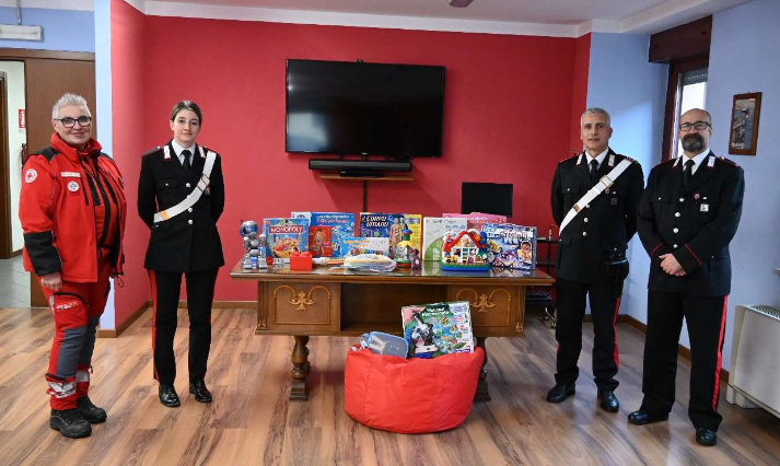 I carabinieri di Aosta donano giocattoli alla Croce Rossa valdostana I carabinieri di Aosta donano giocattoli alla Croce Rossa valdostana