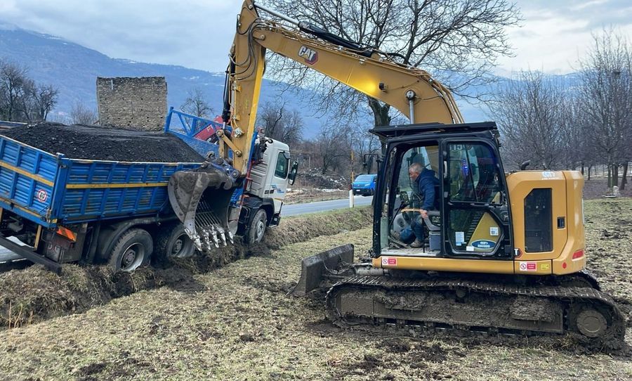 L'intervento in soccorso del camion a Jovençan