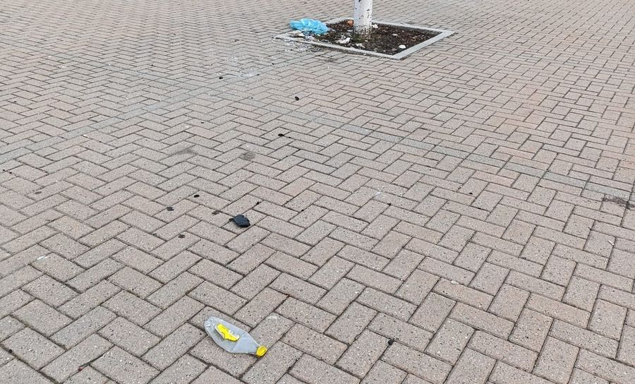 Quanti rifiuti 'parcheggiati' tra la Cidac e la partenza della funivia per Pila