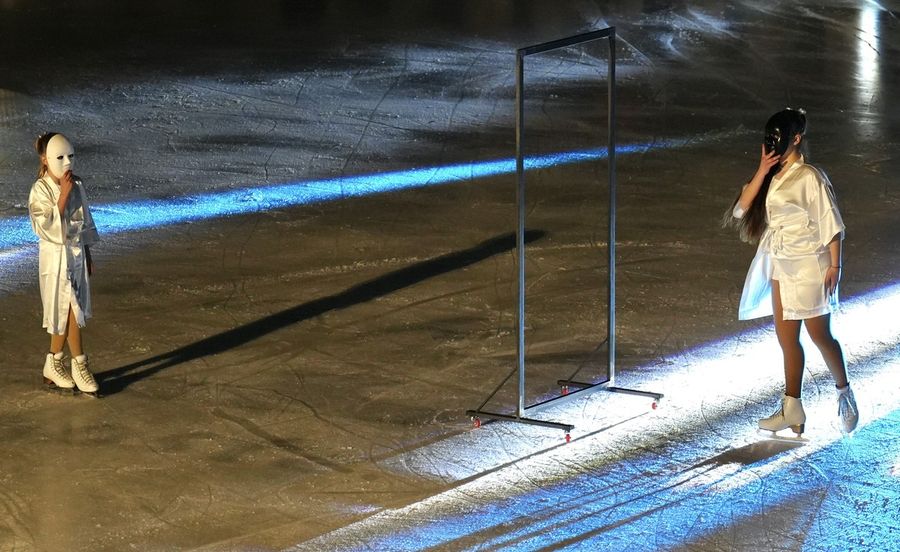 'Oltre lo specchio', applausi a valanga al Palaghiaccio di Aosta 'Oltre lo specchio', applausi a valanga al Palaghiaccio di Aosta