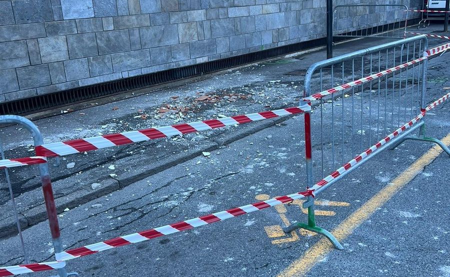 Crollata una porzione di cornicione del Mercato coperto di Aosta
