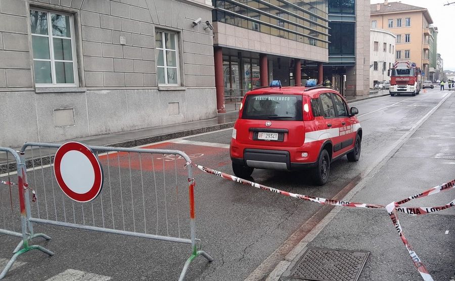 Pericolante la vetrata di una finestra, chiusa via Festaz lungo la Finaosta Pericolante la vetrata di una finestra, chiusa via Festaz lungo la Finaosta