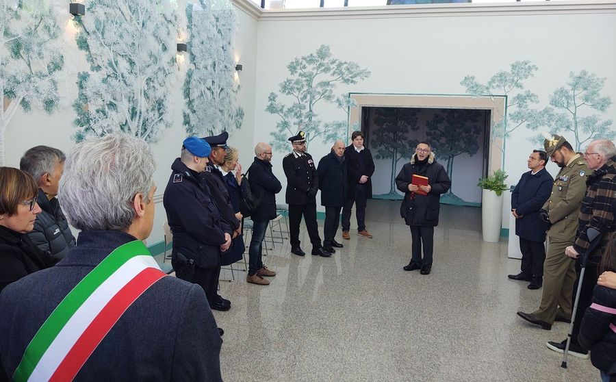 Don Isidoro Mercuri Giovinazzo (al centro) prega insieme alle autorità e ad alcuni familiari di vittime del Covid nel tempio crematorio del cimitero di Aosta