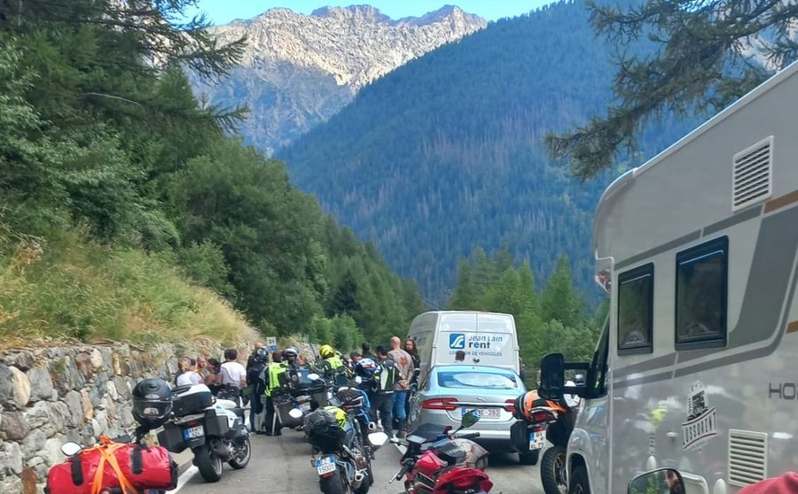 Motociclista cade e s'infortuna lungo la strada del G.S. Bernardo