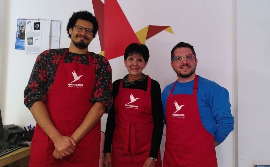 Younes volontario del servizio civile e Paola volontaria insieme a Giulio