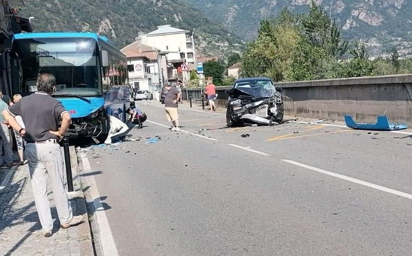 Auto contro pullman, due feriti e circolazione bloccata in statale 26 a Donnas Auto contro pullman, due feriti e circolazione bloccata in statale 26 a Donnas