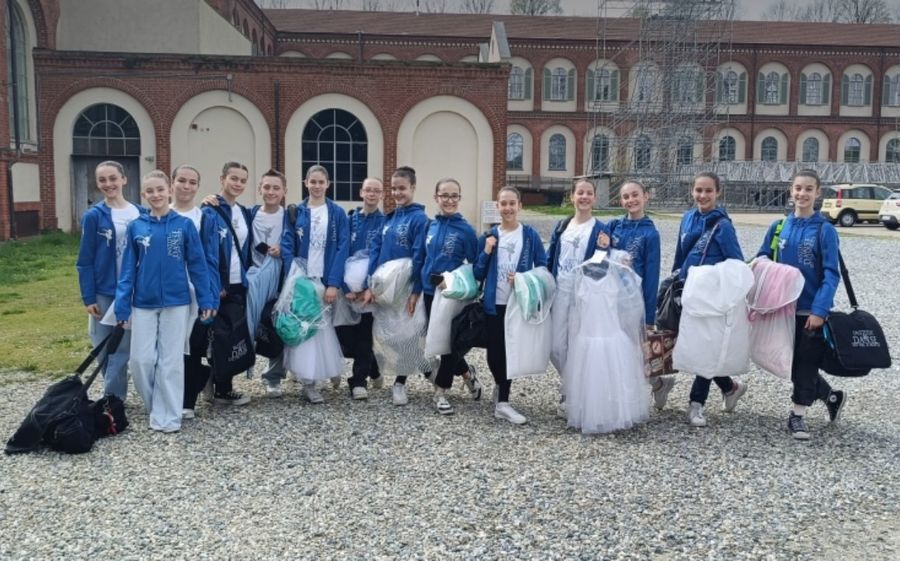 Foto di gruppo davanti alla Lavanderia a Vapore di Collegno