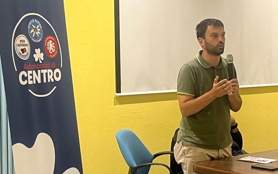 Marco Carrel durante un comizio degli Autonomisti di Centro a Verres lo scorso settembre