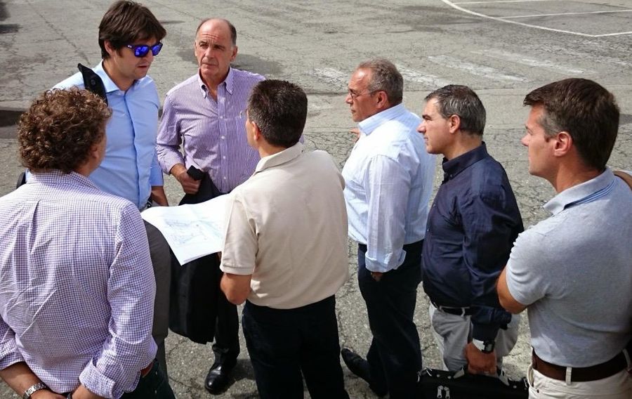 Augusto Rollandin (terzo da sn) nel 2015 insieme a tecnici regionali e delegati di Tesla all'Autoporto di Pollein