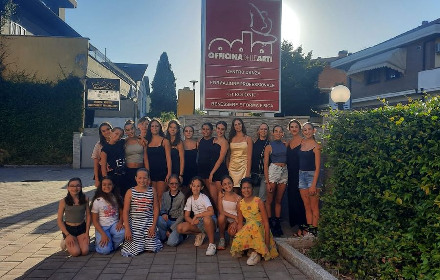 Il gruppo al completo di allievi e insegnanti all'esterno della 'Officina delle Arti'