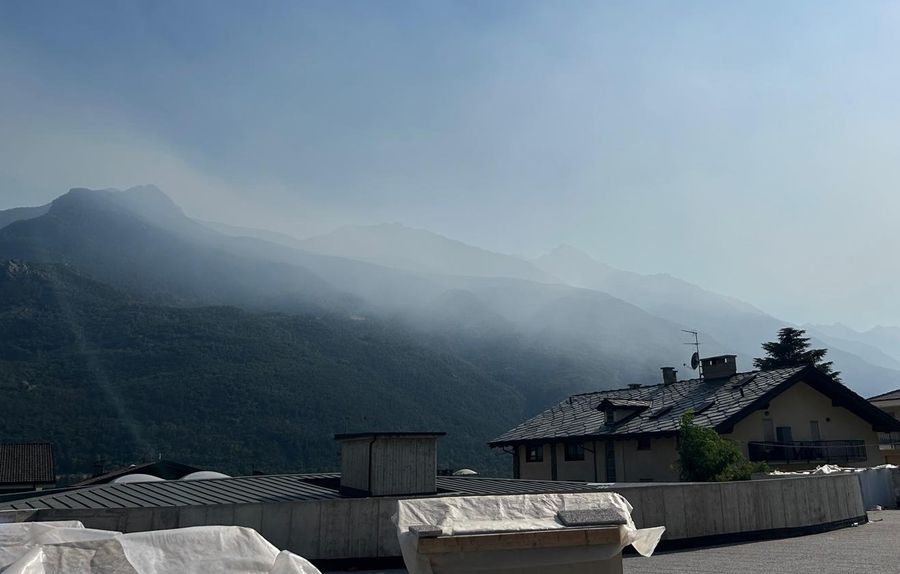 Il fumo degli incendi in Piemonte ha avvolto questo pomeriggio una vasta area montana dell'envers