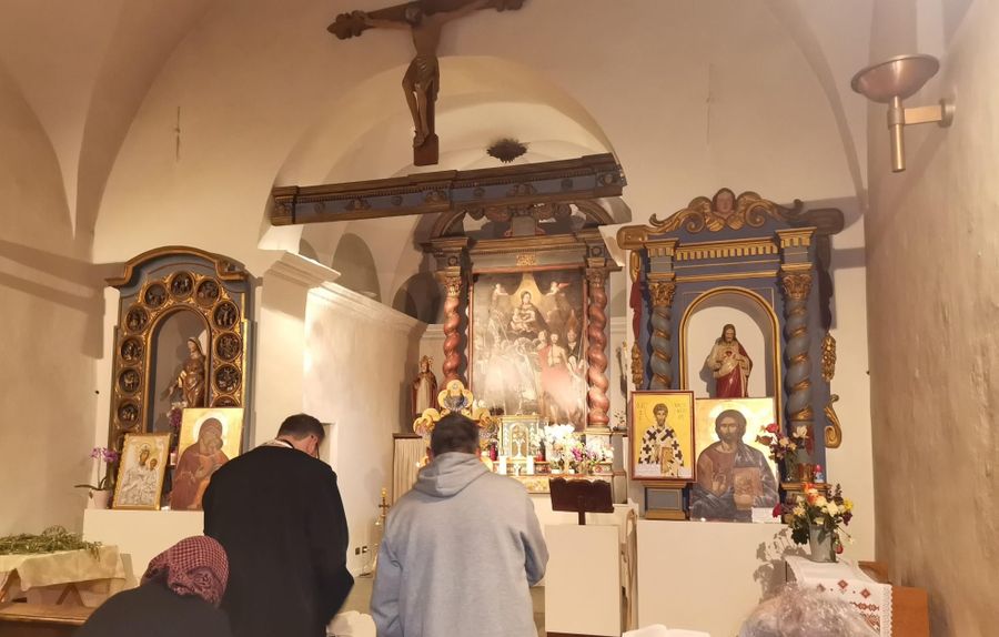 Il sacerdote officia la Divina liturgia del Martedì santo rivolto all'altare, come i fedeli Il sacerdote officia la Divina liturgia del Martedì santo rivolto all'altare, come i fedeli