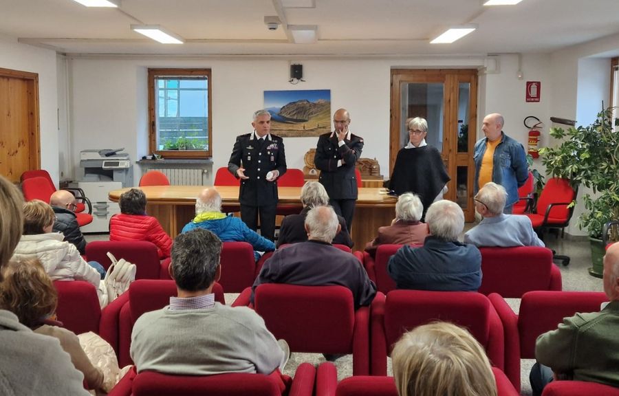Anziani valdostani a lezione 'anti truffa' dai carabinieri